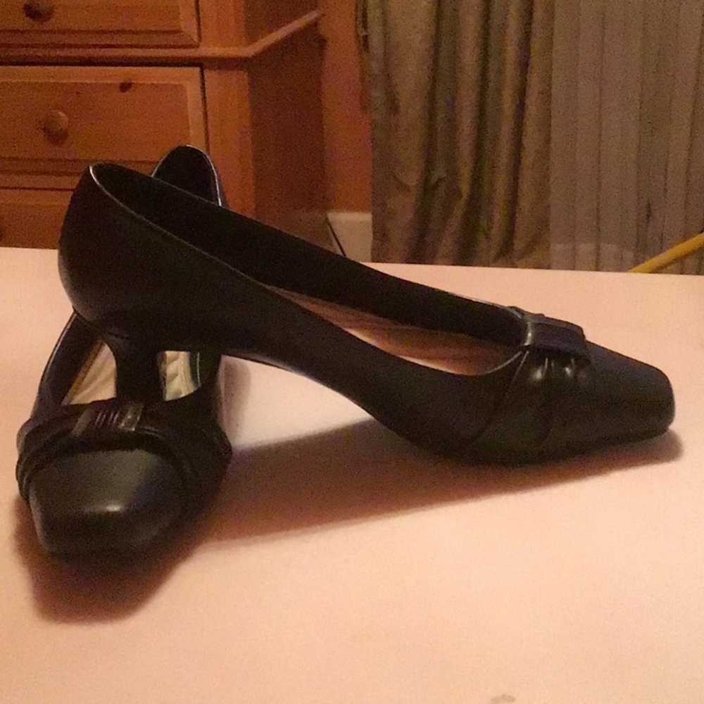 Easy Street low heel navy pumps